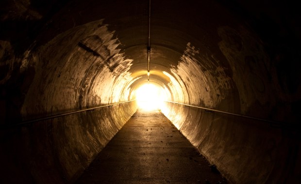 Naukowcy tłumaczą, dlaczego widzimy światło na końcu tunelu. Czym jest NDE?