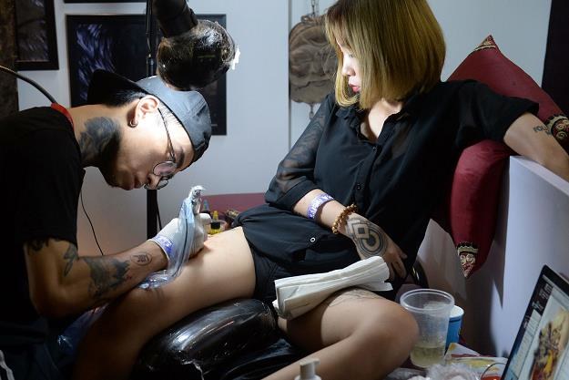 Naukowcy ustalili liczbę związków chemicznych w tuszach do tatuaży. Jest ich 89 /AFP