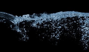 Naukowcy w końcu znaleźli wyjaśnienie, dlaczego pęcherzyki powietrza w wodzie nie zawsze poruszają się w linii prostej