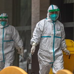 Naukowcy z Wuhanu trafili do szpitala jeszcze przed wybuchem pandemii koronawirusa