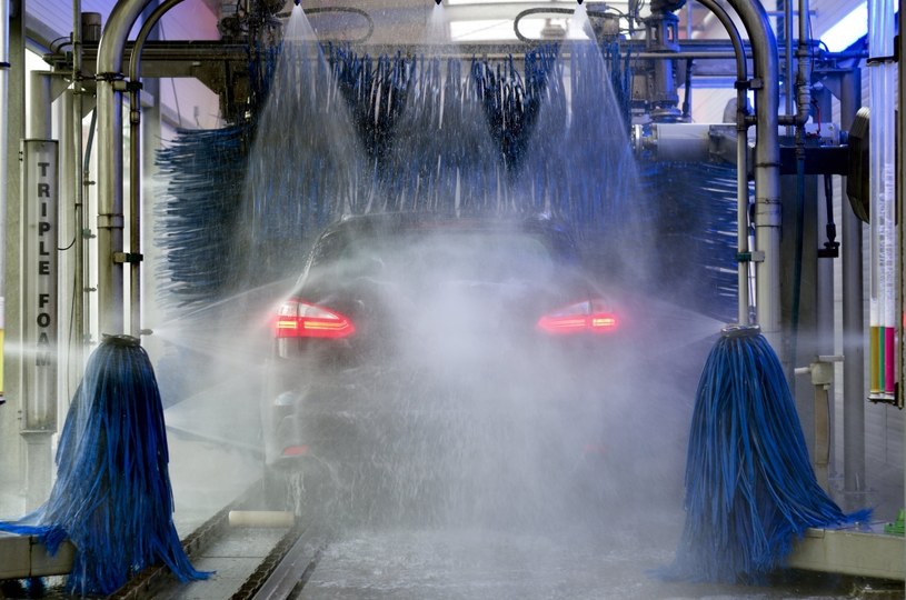 Naukowcy zajęli się problemem odorów, które powstają w myjniach samochodowych na stacjach benzynowych. /123RF/PICSEL
