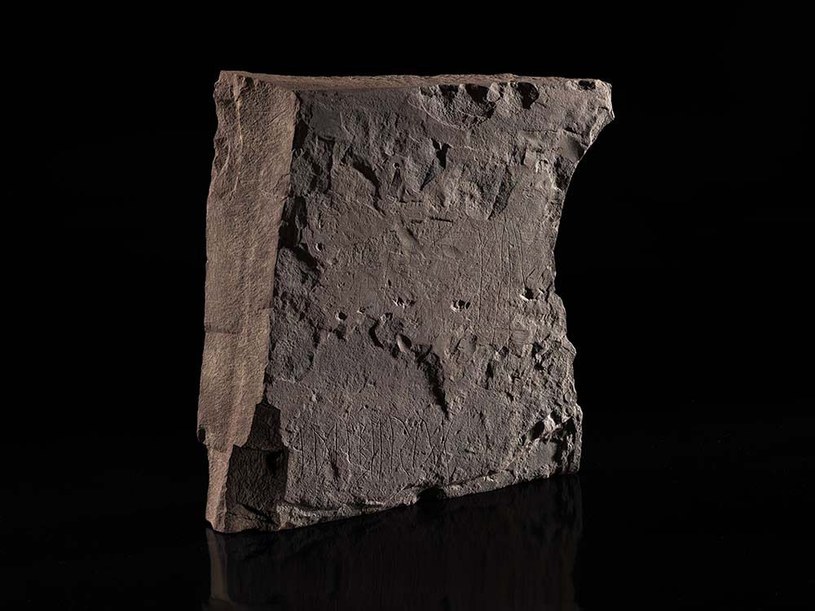 Naukowcy założyli, że kamień runiczny powstał specjalnie jako element pochówku i tym samym ma tyle samo lat co grób. Wykorzystując datowanie radiowęglowe, Norwegowie dowiedli, że grób i kamień mają od 1750 do 2000 lat /Alexis Pantos/Muzeum Historyczne Uniwersytetu w Oslo /materiały prasowe