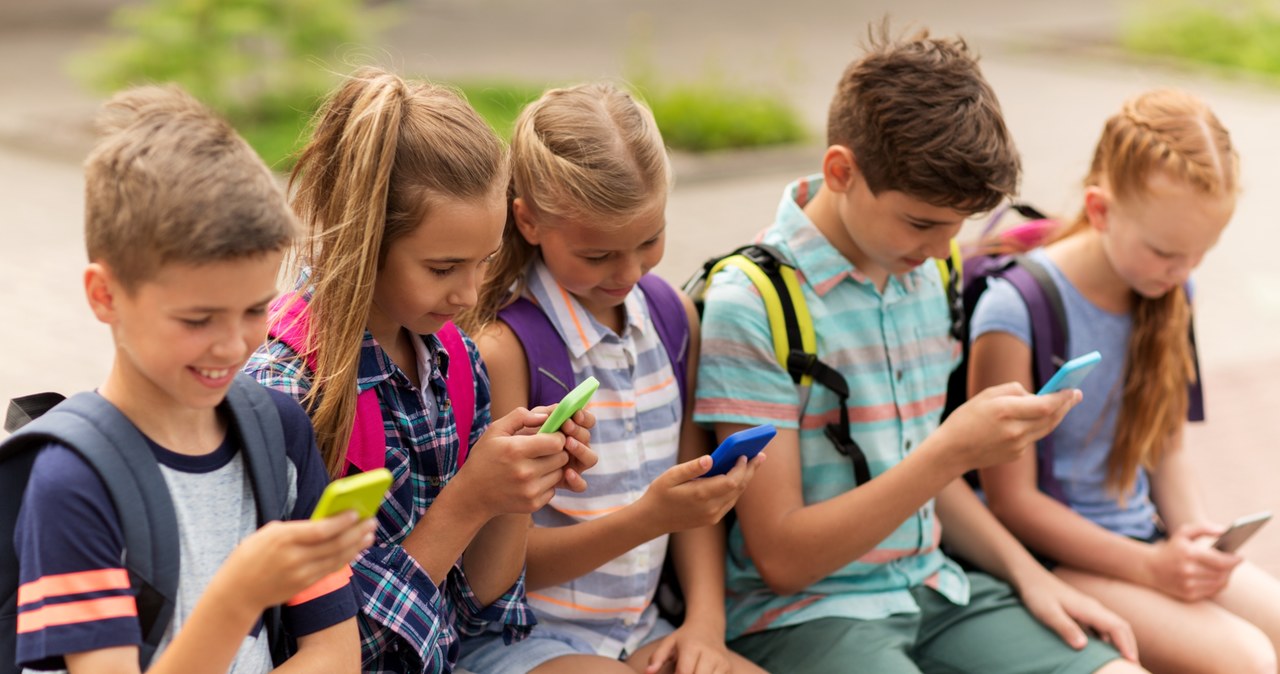 Naukowcy zbadali skalę problemu nastolatków z częstotliwością korzystania ze smartfona /123RF/PICSEL