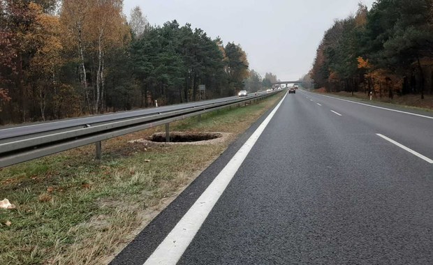 Naukowiec alarmuje, GDDKiA uspokaja. Powiększa się zapadlisko na drodze olkuskiej