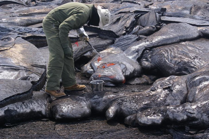 Naukowiec zbiera próbki z lawy, wulkan na Hawajach. Fot. USGS /materiały prasowe