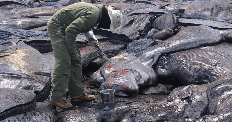 Naukowiec zbiera próbki z lawy, wulkan na Hawajach. Fot. USGS /materiały prasowe