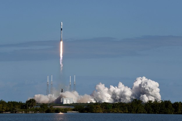 Naukowy satelita poleciał na misję orbitalną firmy SpaceX na pokładzie rakiety Falcon 9 /AA/ABACA /PAP/Abaca
