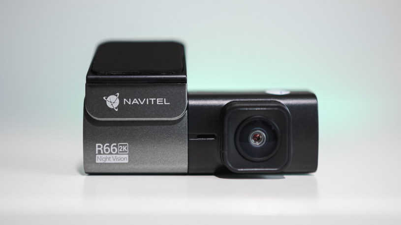 Navitel R66 2K to wideorejestrator pozbawiony wyświetlacza, co oznacza wiele zalet, a mniejsze rozmiary urządzenia to tylko jedna z nich / fot. Martyna Taras FILMSEE /INTERIA.PL