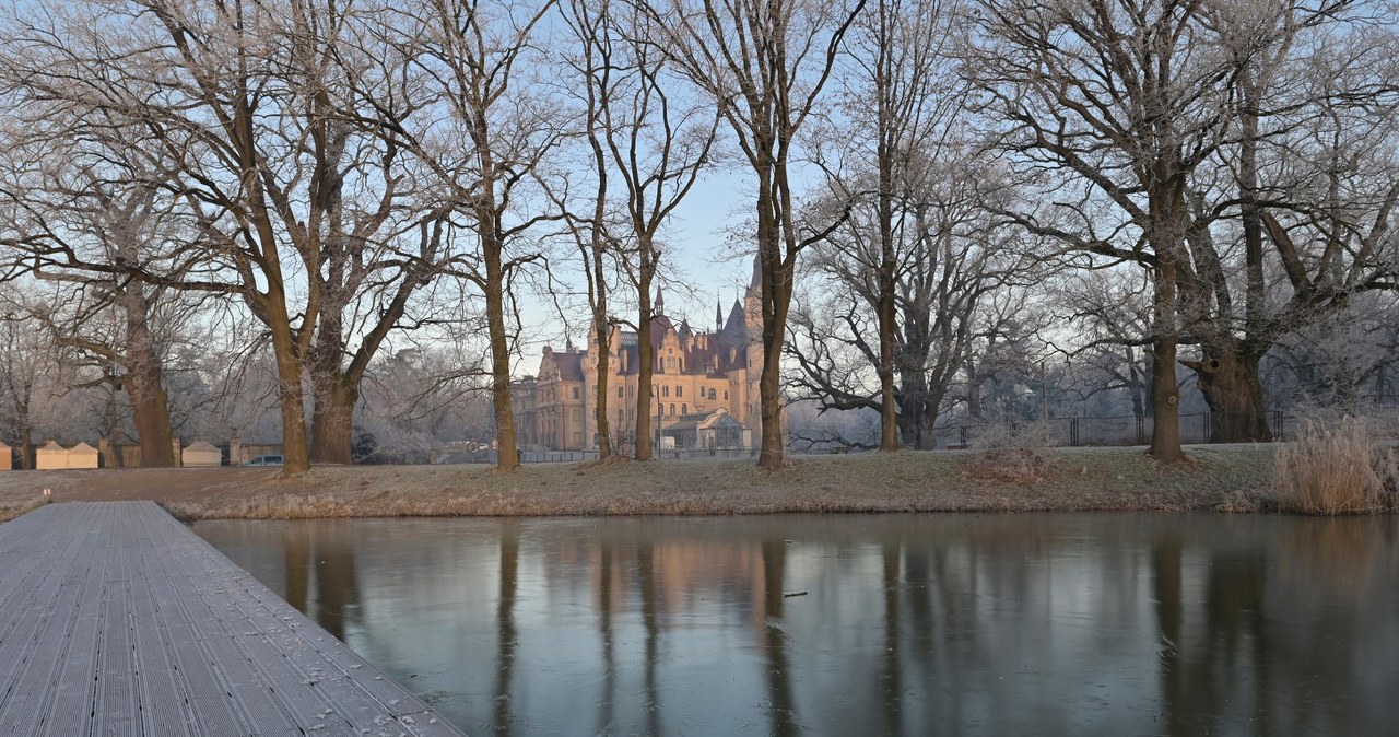 Навколо замку величезний парк - чудове місце для прогулянок на свіжому повітрі /Domena publiczna