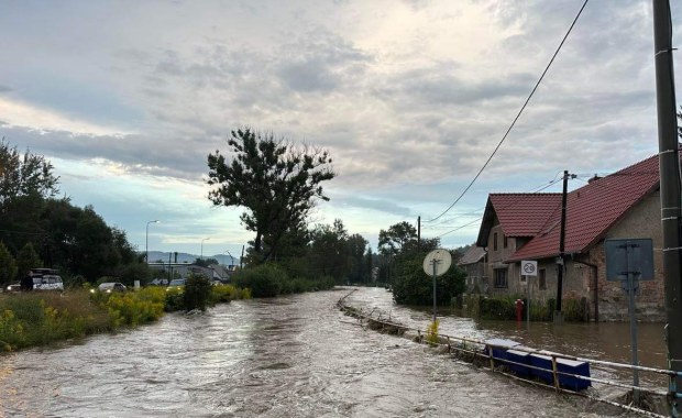 Nawałnice na Dolnym Śląsku. Zalane ulice w Jeleniej Górze
