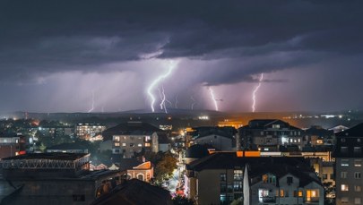 Nawałnice nad Polską. Drzewo przewróciło się na samochód, w którym były 4 osoby