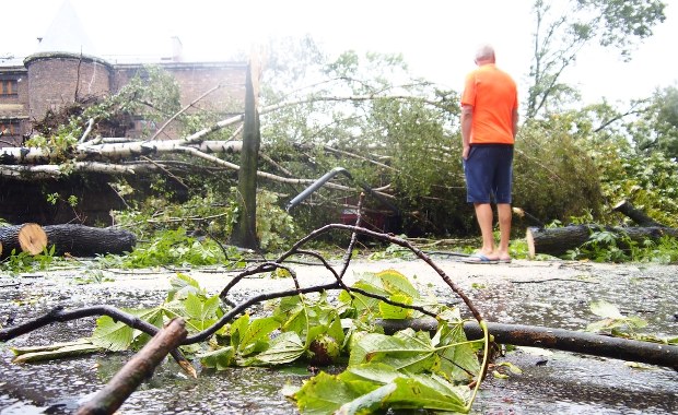 Nawałnice nad Polską: Zerwane linie energetyczne, zablokowane drogi 