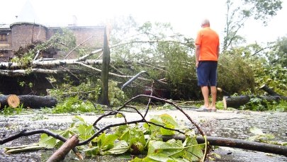 Nawałnice nad Polską: Zerwane linie energetyczne, zablokowane drogi 