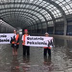 Nawałnice w Warszawie. Ostatnie Pokolenie protestowało na zalanej S8