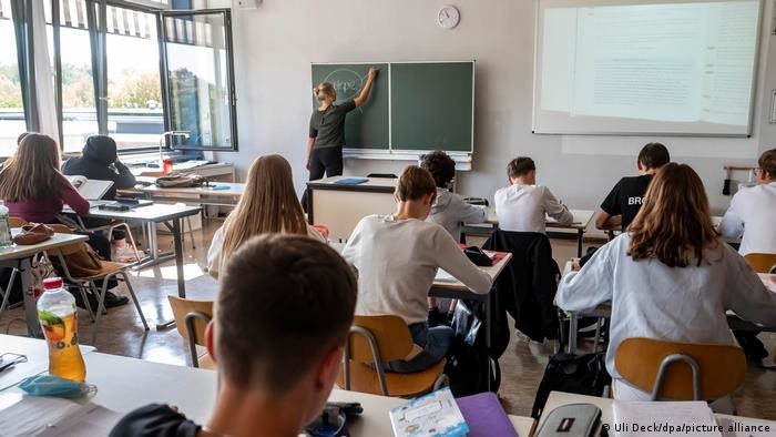 Nawet 1,375 migrujących nauczycieli mogłoby uzyskać pełne kwalifikacje do nauczania /Deutsche Welle