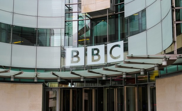 Nawet 2 tysiące osób straci pracę. "Szalone zwolnienia" w medialnym gigancie