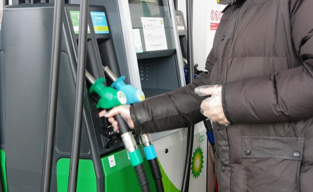 Nawet 3 tys. zł mandatu na stacji paliw. Kierowcy tankują "na zapas" i łamią przepisy