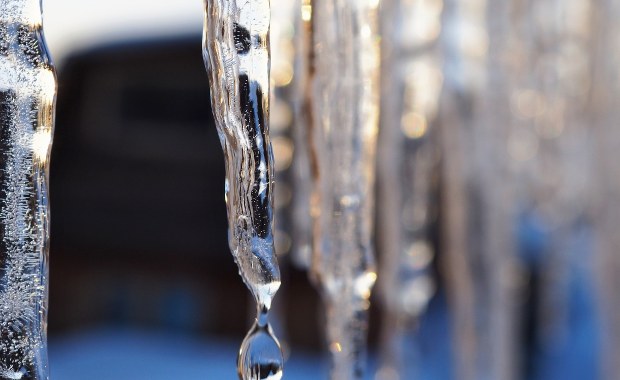 Nawet 500 zł mandatu za sople zwisające z dachu