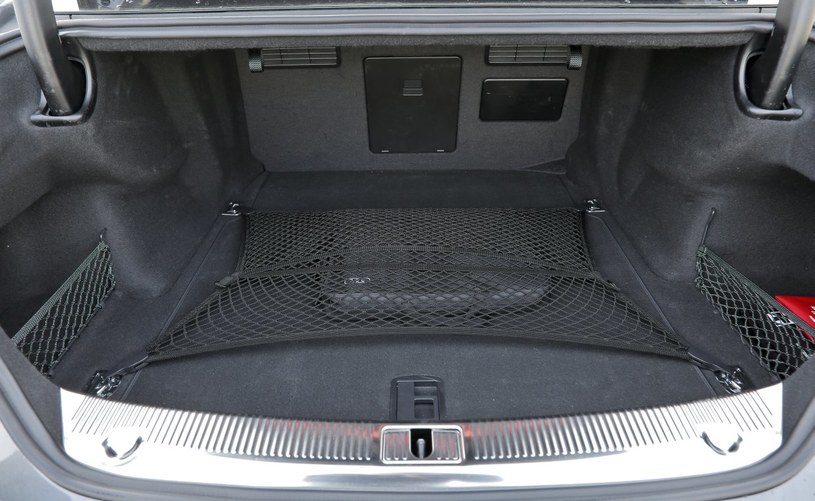 Nawet bagażnik Audi S8 jest szlachetnie wykończony. Jego pojemność to 520 l. /Motor