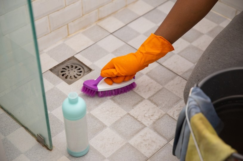 Nawet bardzo brudną łazienkę łatwo wyczyścisz bez detergentów! /123RF/PICSEL