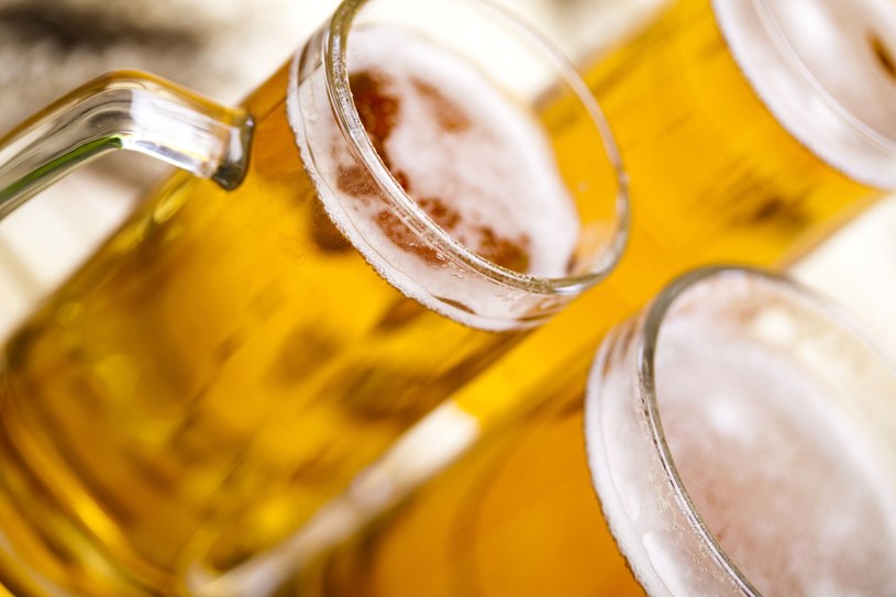 Nawet bezalkoholowe piwo należy spożywać z umiarem /123RF/PICSEL