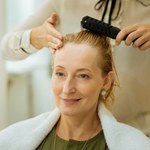 Nawet cienkie włosy wyglądają na gęste i lśniące. Postaw tylko na tę fryzurę
