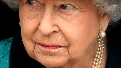 Nawet deszcz jej niestraszny. Konna przejażdżka Elżbiety II