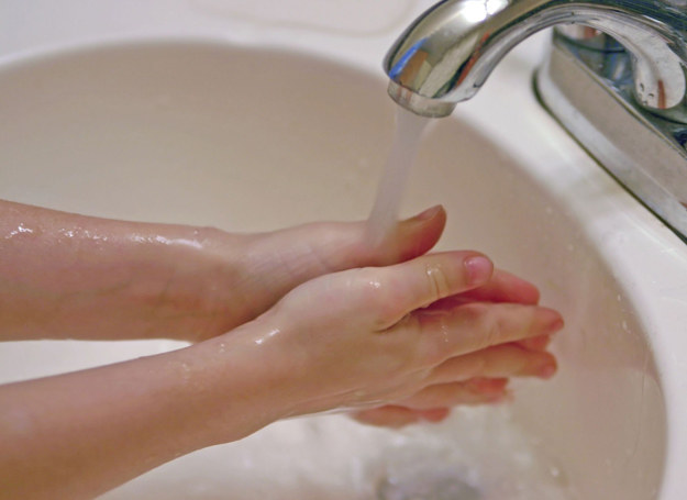 Nawet dokładne wytarcie dłoni nawilżoną chusteczką kosmetyczną nie zastąpi ich mycia mydłem pod bieżącą wodą. /123RF/PICSEL