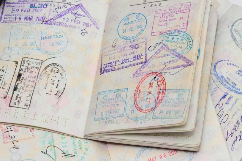 Nawet jeśli paszport jest ważny jeszcze przez kilka lat, to nie może w nim zabraknąć miejsca na pieczątki. /123RF/PICSEL