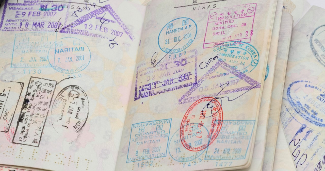Nawet jeśli paszport jest ważny jeszcze przez kilka lat, to nie może w nim zabraknąć miejsca na pieczątki. /123RF/PICSEL