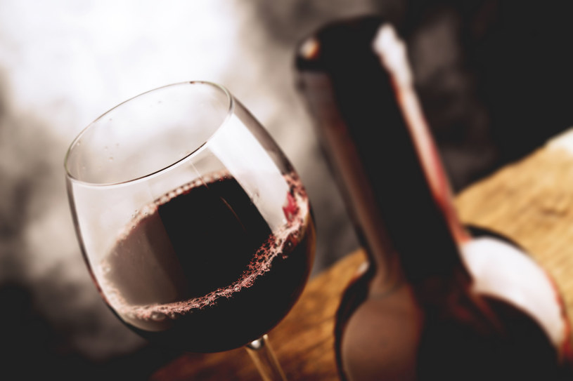 Nawet kieliszek czerwonego wina pity codziennie ma niekorzystny wpływ na zdrowie /123RF/PICSEL