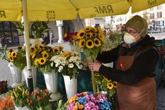 Nawet krakowskie kwiaciarki założyły maski. Smog dusi mieszkańców