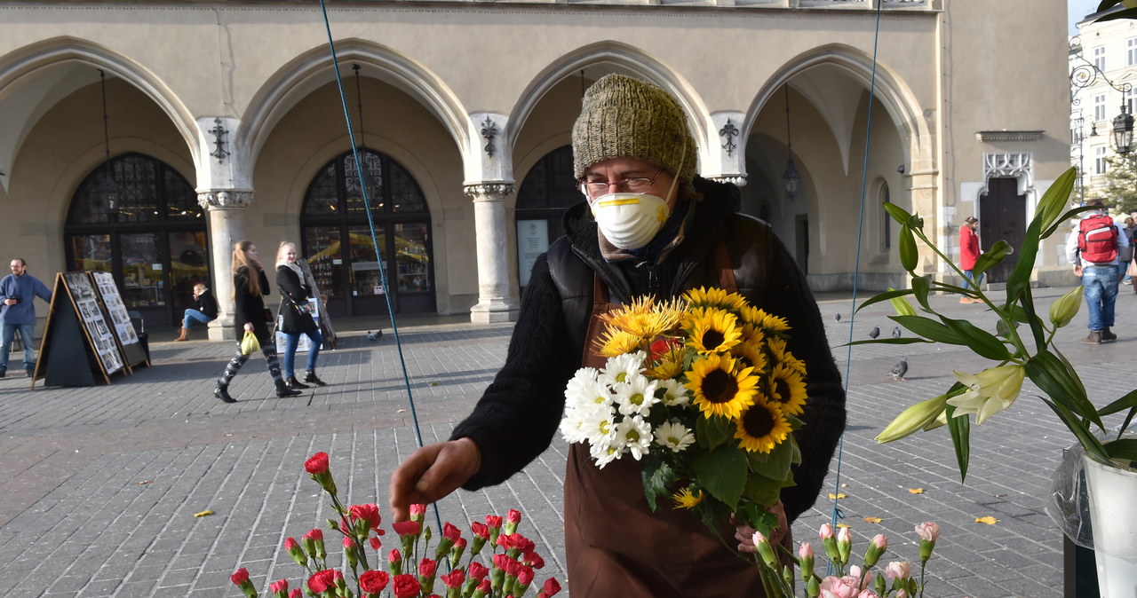 Nawet krakowskie kwiaciarki założyły maski. Smog dusi mieszkańców