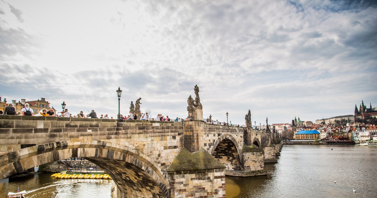 Nawet mimo wielu turystów kamienny most pozostaje majestatyczny /Unsplash