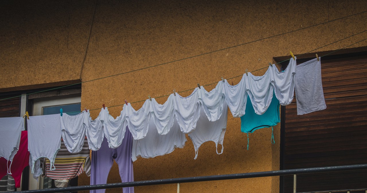 Nawet na własnym balkonie nie można robić wszystkiego. Nie powinniśmy na przykład wieszać na nim bardzo mokrego prania. /Pixel