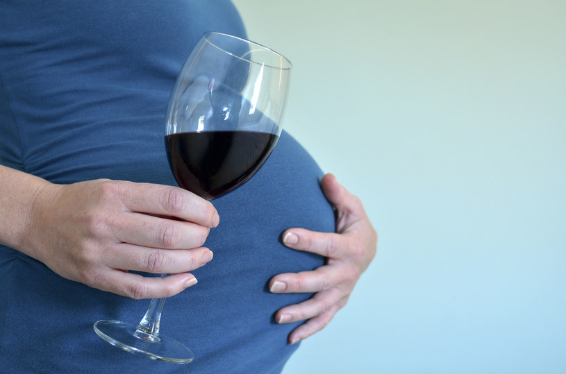 Nawet najmniejsza ilość alkoholu może wpłynąć negatywnie na dziecko /123RF/PICSEL
