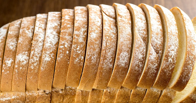 Nawet nie myśl o wyrzucaniu chleba do kosza. W polskiej tradycji to coś więcej, niż marnowanie jedzenia /123RF/PICSEL