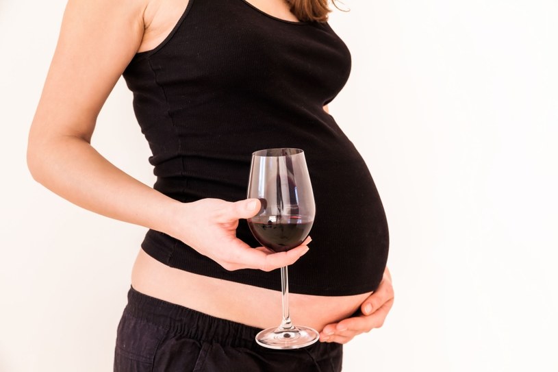Nawet niewielka ilość alkoholu w ciąży szkodzi dziecku /123RF/PICSEL