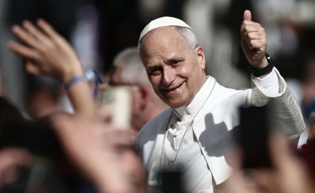 Nawet papież nie załatwi sprawy przez infolinię. Zabawna historia z bankiem