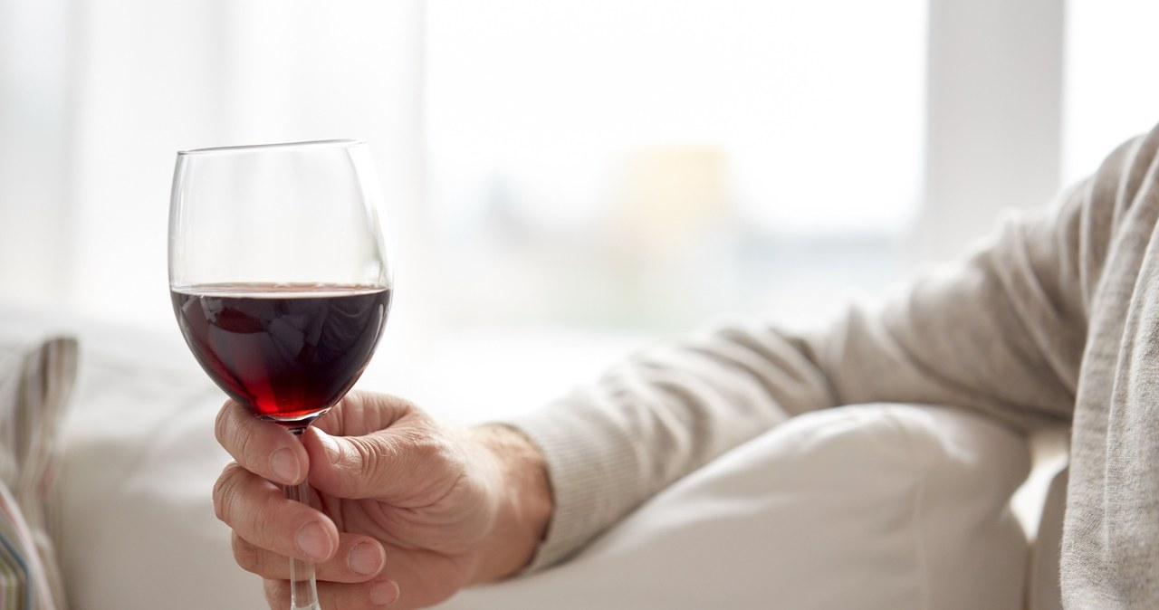 Nawet umiarkowane picie alkoholu podnosi ryzyko zachorowania na raka - twierdzą naukowcy /123RF/PICSEL