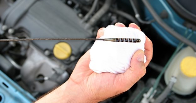Nawet w nowych autach należy regularnie kontrolować poziom oleju (na zimnym silniku i płaskim podłożu). /Shutterstock