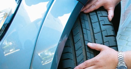 Nawet z pozoru dobra opona może być źródłem bicia. W takiej sytuacji najlepiej na próbę założyć inne koła. /Motor