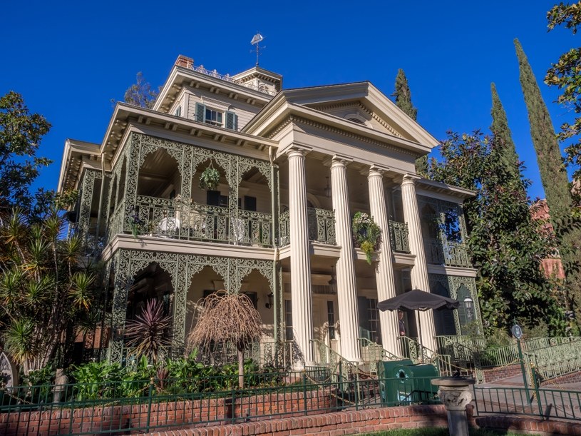 Nawiedzony dom w Disneylandzie w Anaheim jest pełen ludzkich prochów /123RF/PICSEL