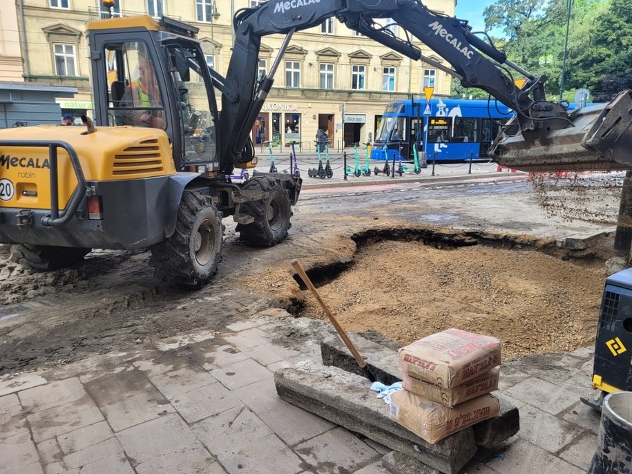 Nawierzchnia ucierpiała na skutek nagłej powodzi /Wodociągi Miasta Krakowa /Materiały prasowe