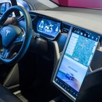 Nawigacja autopilota w samochodach Tesla wykryje sygnalizację świetlną