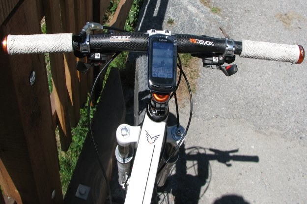 Nawigacja Garmin Egde zamontowana już na rowerze - ekran sprawdza się dobrze nawet w Słońcu /INTERIA.PL