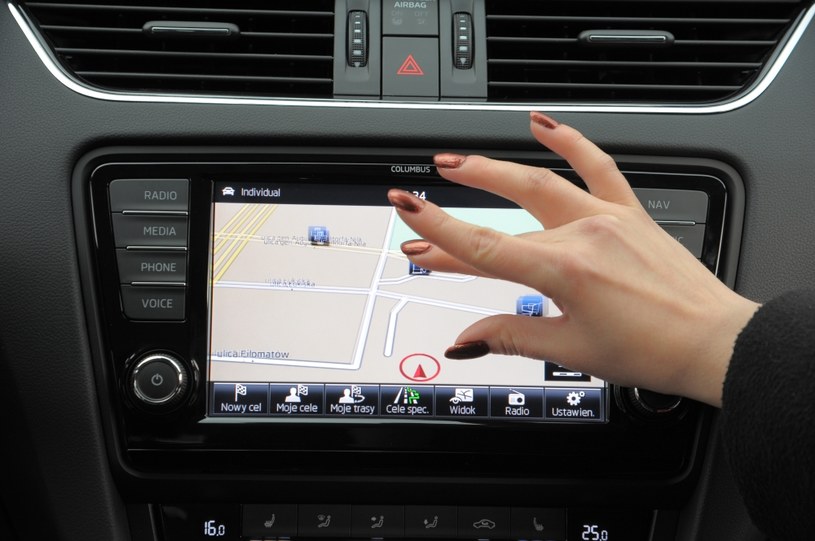 Nawigacja z wielkim ekranem (8 cali) pod względem obsługi dotykowej przypomina smartfony – rozsuwając palce przybliża się mapę. /Motor