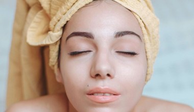 Nawilż skórę twarzy płatkami owsianymi w 15 minut. Domowa maseczka to przepis na zadbaną cerę