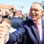 ranking zaufania Nawrocki dalej liderem, ale na podium zmiany. Jest najnowszy ranking zaufania