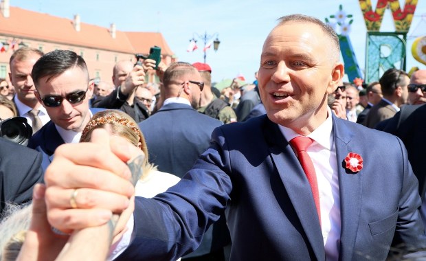 Nawrocki dalej liderem, ale na podium zmiany. Jest najnowszy ranking zaufania